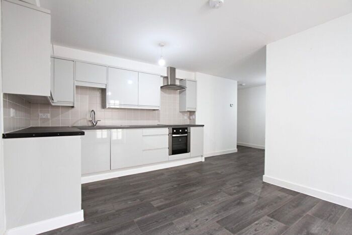 2 Bedroom Flat To Rent In Church Lane, Banbury, Oxon, OX16