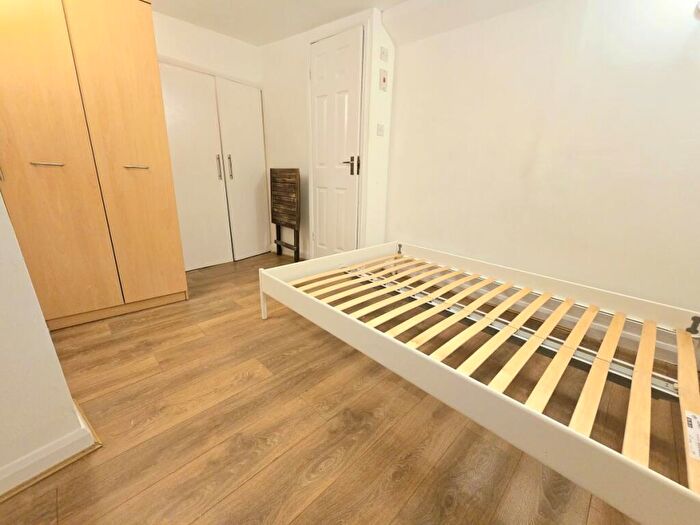 Flat To Rent In Offord Road, Islington, N1