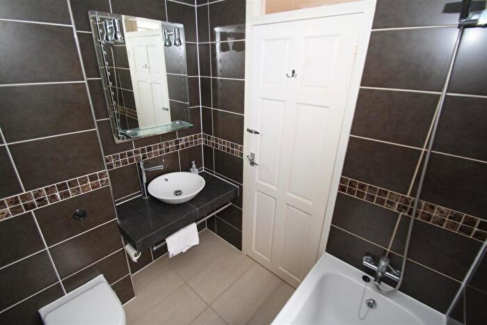 2 Bedroom Apartment To Rent In Chalkwell Avenue, Westcliff-On-Sea, SS0