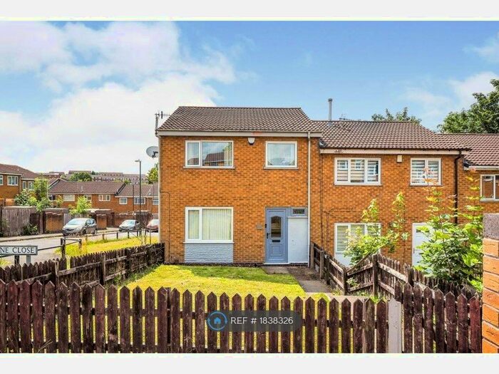 3 Bedroom End Of Terrace House To Rent In Aveline Close, Nottingham, NG5