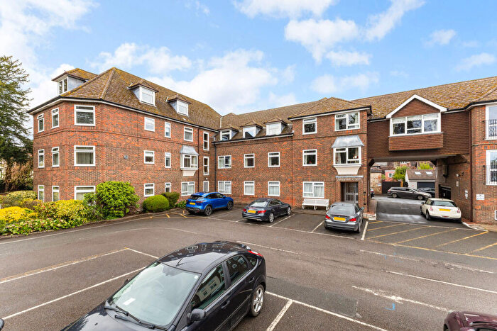 3 Bedroom Flat For Sale In Market Square, Alton, GU34