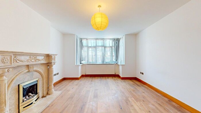 3 Bedroom Flat To Rent In Gunnersbury Avenue, London, W5