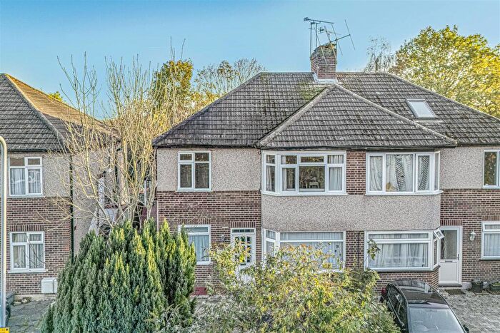 2 Bedroom Maisonette For Sale In Walden Way, Hainault, IG6