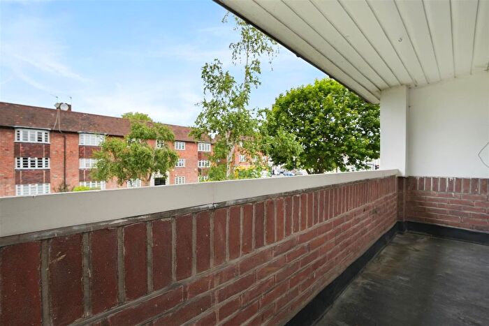 2 Bedroom Flat To Rent In Ossulton Way, London, N2