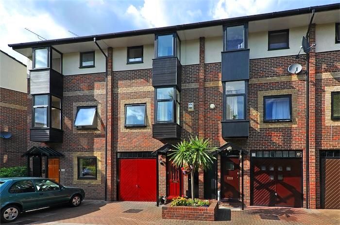 3 Bedroom Flat To Rent In Barnfield Place, Isle Of Dogs, London, E14
