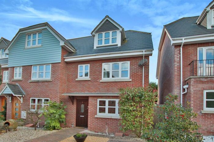 3 Bedroom Town House To Rent In Springfield, Sarisbury Green, Southampton, SO31