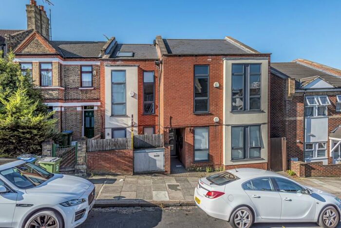 1 Bedroom Flat To Rent In Waverley Crescent London, SE18