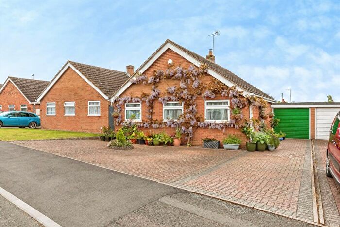 2 Bedroom Detached Bungalow For Sale In Holmes Avenue, Raunds, NN9