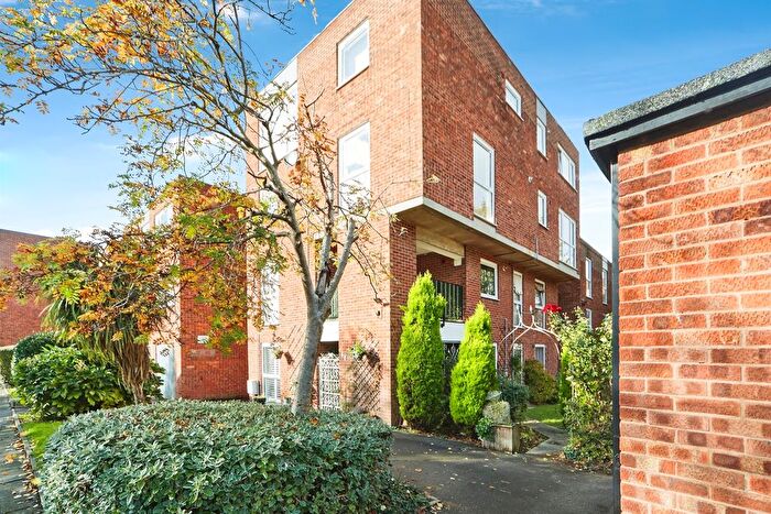 2 Bedroom Flat For Sale In Lidgett Park Court, Leeds, LS8