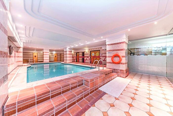 Flat To Rent In Charterhouse Square, Clerkenwell, EC1M