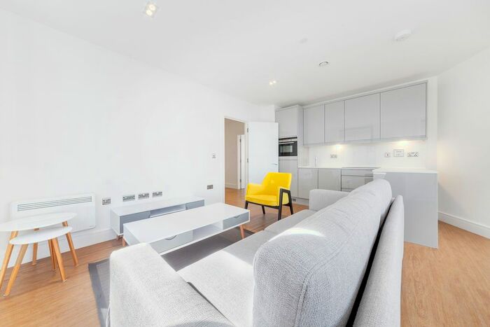 2 Bedroom Flat To Rent In Red Lion Square, Wandsworth High Street, London, SW18