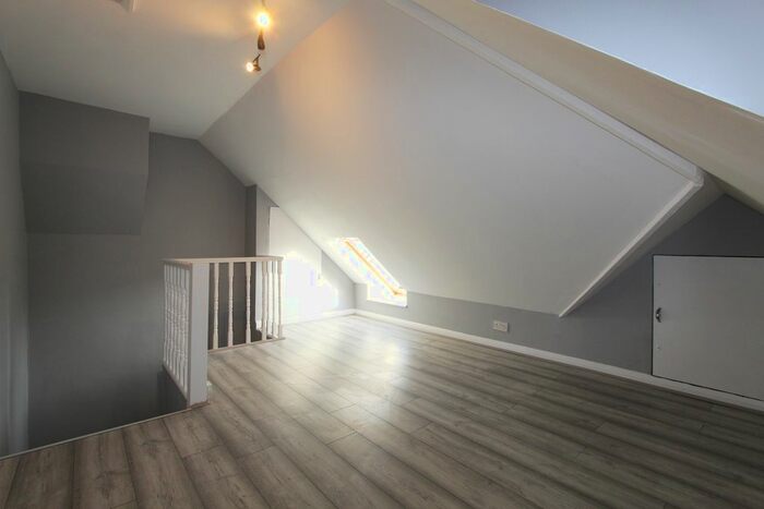 2 Bedroom Flat To Rent In Hallswelle Road, London, NW11