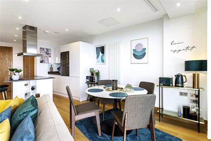 2 Bedroom Flat To Rent In Arena Tower, Canary Wharf, London, E14