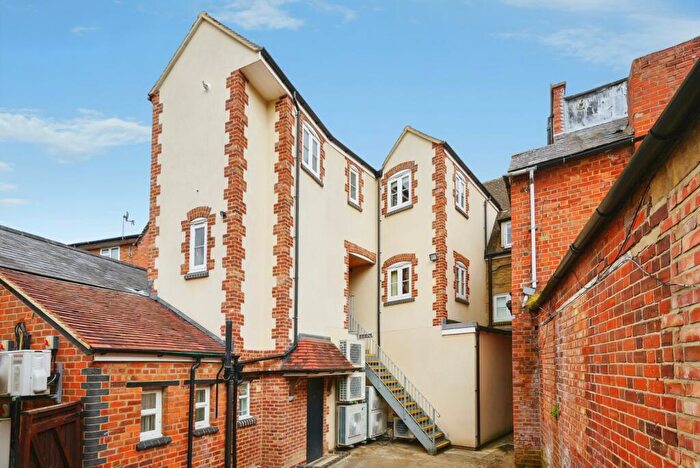 2 Bedroom Flat To Rent In High Street, Witney, Oxfordshire, OX28
