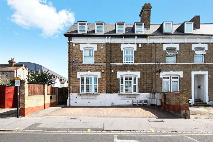 2 Bedroom Flat To Rent In Clifton Road, London, SE25