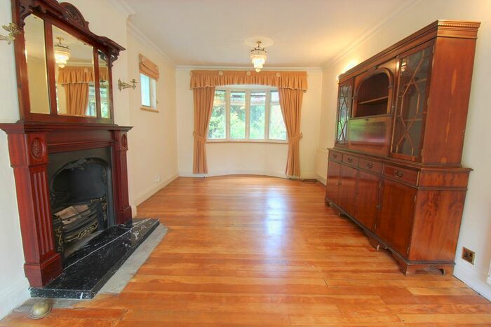 3 Bedroom Bungalow To Rent In London Road North, Merstham, Redhill RH1