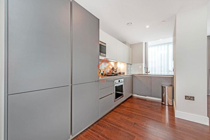 3 Bedroom Flat To Rent In Maine Tower, Harbour Way, London, E14