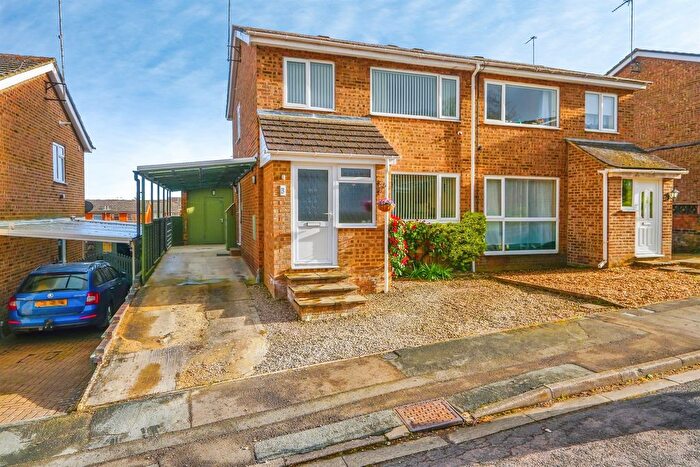 3 Bedroom Semi Detached House For Sale In High Acres, Banbury, OX16