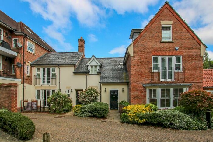 2 Bedroom Ground Flat To Rent In Sawyers Grove, Brentwood, Essex, CM15