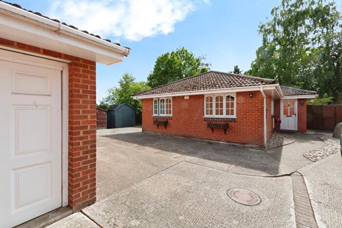 4 Bedroom Detached House For Sale In Blackthorn Drive, Lightwater, GU18