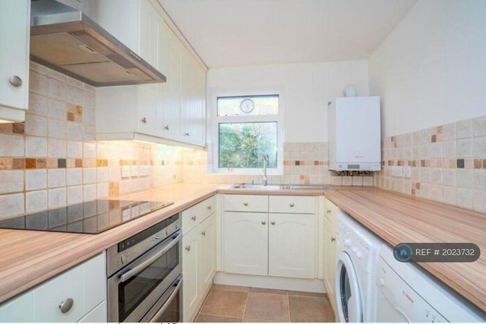 2 Bedroom Flat To Rent In Beechwood Road, High Wycombe, HP12