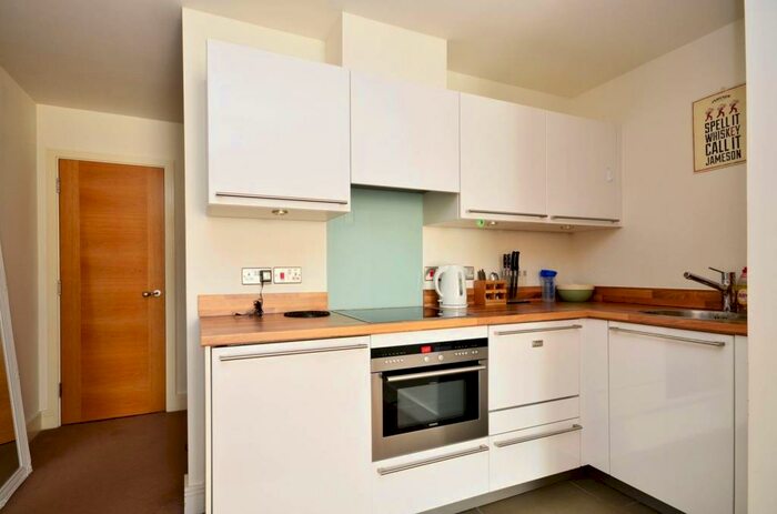 Studio To Rent In Kingsway Square, Battersea, London, SW11