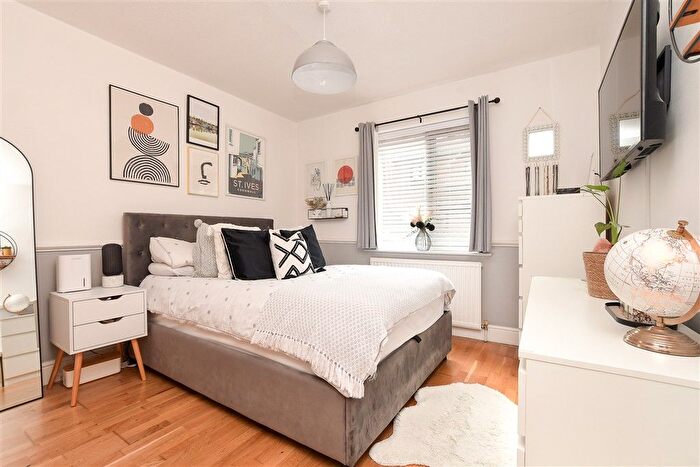 2 Bedroom Flat For Sale In Chelsea Gardens, Sutton, Surrey, SM3