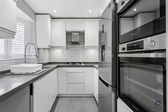 2 Bedroom Terraced House To Rent In Firs Avenue, London, N11