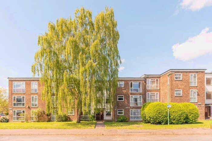 1 Bedroom Flat To Rent In Regency Court, Sutton, SM1