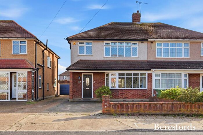 3 Bedroom Semi Detached House For Sale In Dart Close, Upminster, RM14