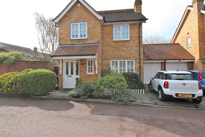 3 Bedroom Link Detached House For Sale In Mulberry Gardens, Shenley, Radlett, Hertfordshire, WD7