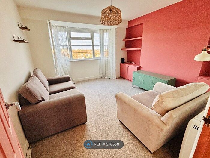2 Bedroom Flat To Rent In Compton Court, London, SE19