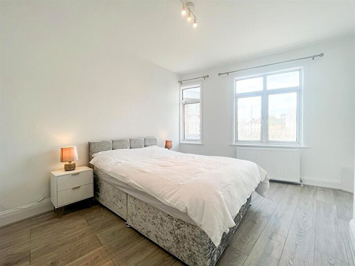 3 Bedroom Flat To Rent In Ballards Lane, Finchley, N3