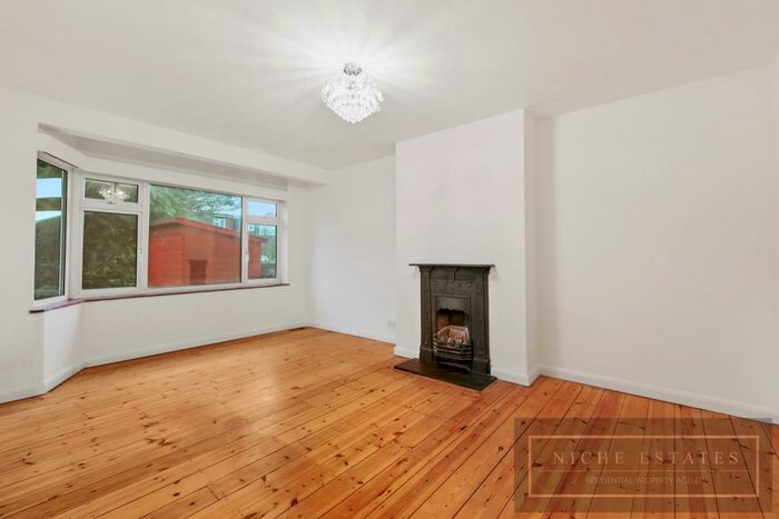 2 Bedroom Maisonette To Rent In Park Court, Friern Park, London - See D Virtual Tour!, N12