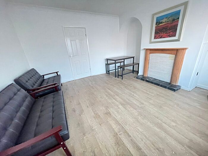 3 Bedroom Semi-Detached House To Rent In Suffolk Road, Bircotes, DN11