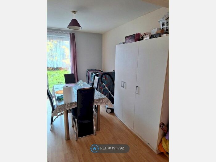 3 Bedroom Semi-Detached House To Rent In Pembroke Avenue, Luton, LU4