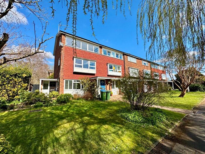 2 Bedroom Flat To Rent In Spurfield, West Molesey, KT8