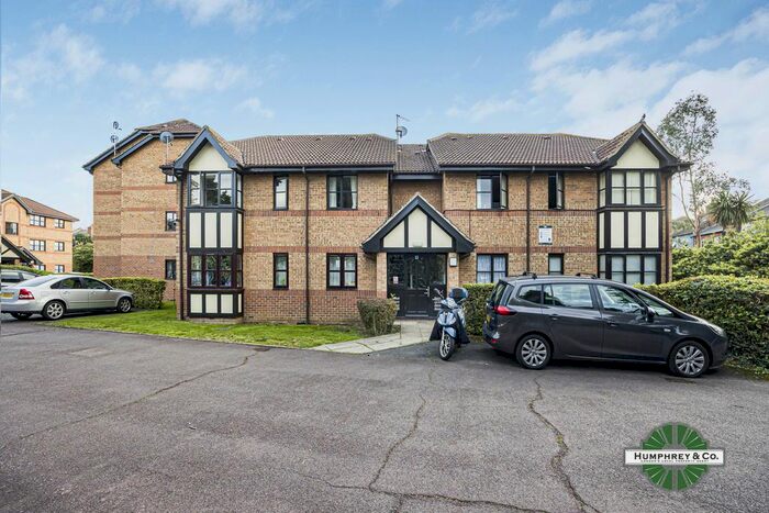 2 Bedroom Flat To Rent In Chamberlain Place, London, E17