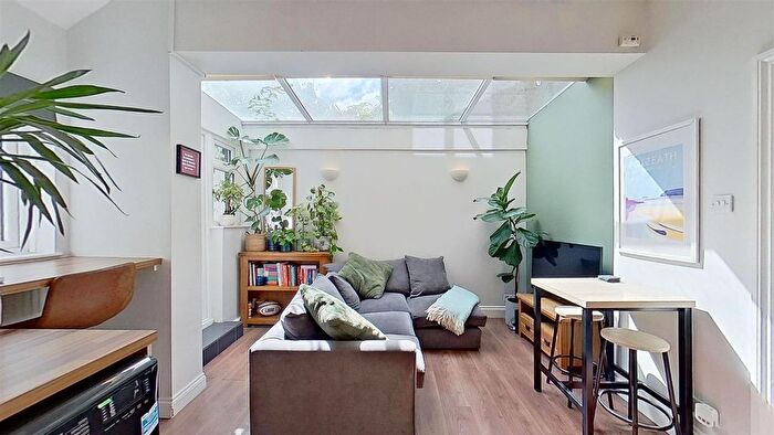 1 Bedroom Flat For Sale In Franche Court Road, London, SW17