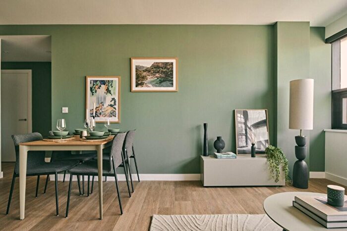 2 Bedroom Apartment To Rent In The Octagon, Birmingham, B3