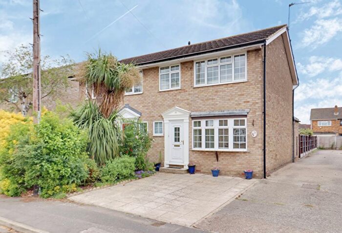 3 Bedroom Semi-Detached House For Sale In Surridge Close, Rainham, RM13