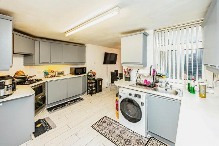 2 Bedroom Semi-Detached House For Sale In Gleanings Avenue, Halifax, HX2