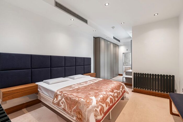 3 Bedroom Flat To Rent In Queen's Gate Terrace, London, SW7