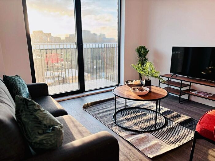 2 Bedroom Flat To Rent In Berkeley Square, - Ordsall Lane, Salford, Manchester, M5