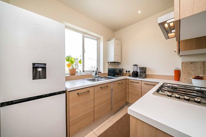 2 Bedroom Flat For Sale In Fulham Park Gardens, London, SW6