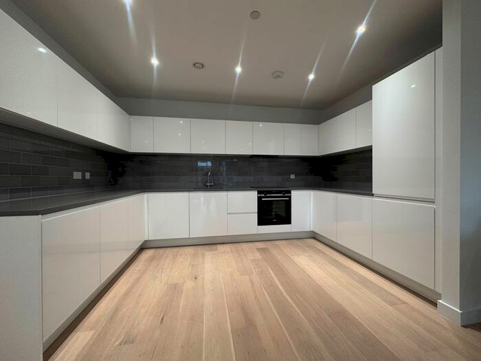 3 Bedroom Flat To Rent In Bedroom Apartment - Caravel House, Rendal Way, E16