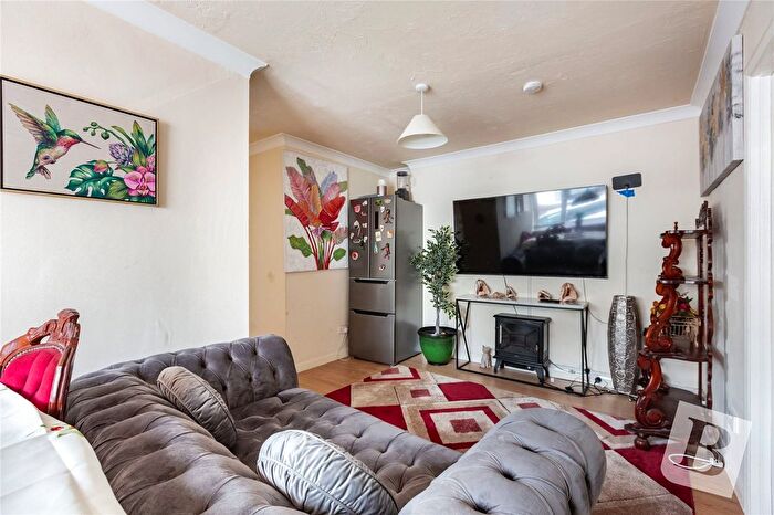 2 Bedroom Flat For Sale In Albert Road, Romford, RM1