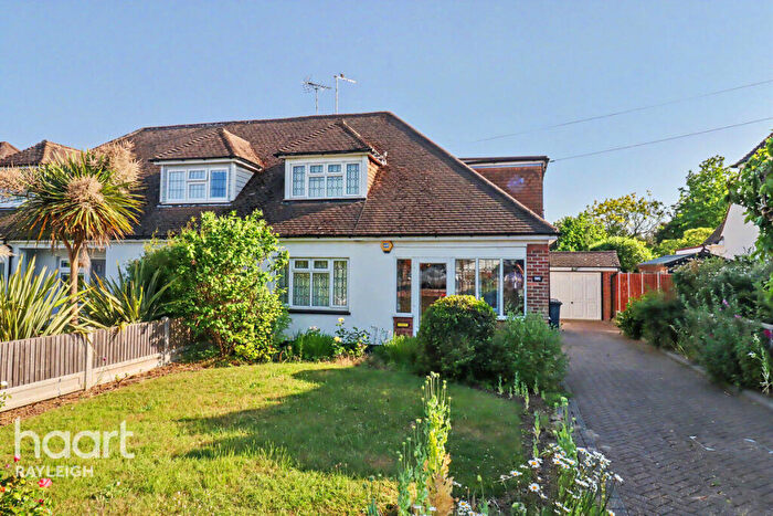 3 Bedroom Semi Detached House For Sale In Holly Tree Gardens, Rayleigh, SS6