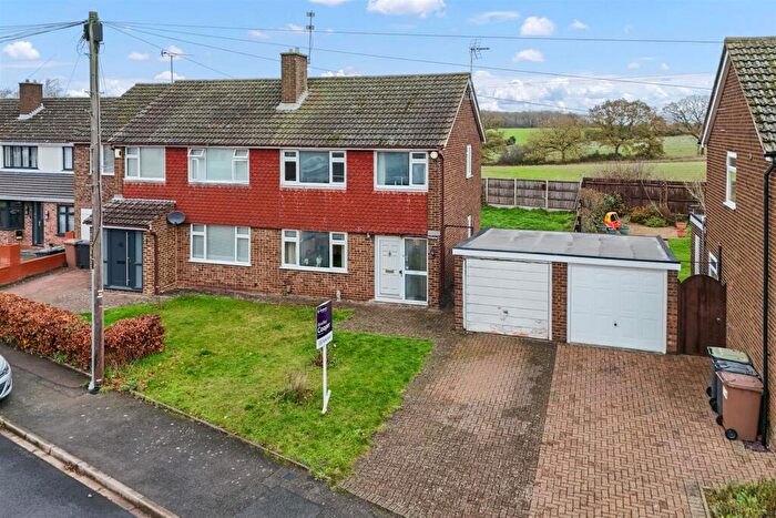 3 Bedroom Semi-Detached House For Sale In Kinross Crescent, Luton, LU3