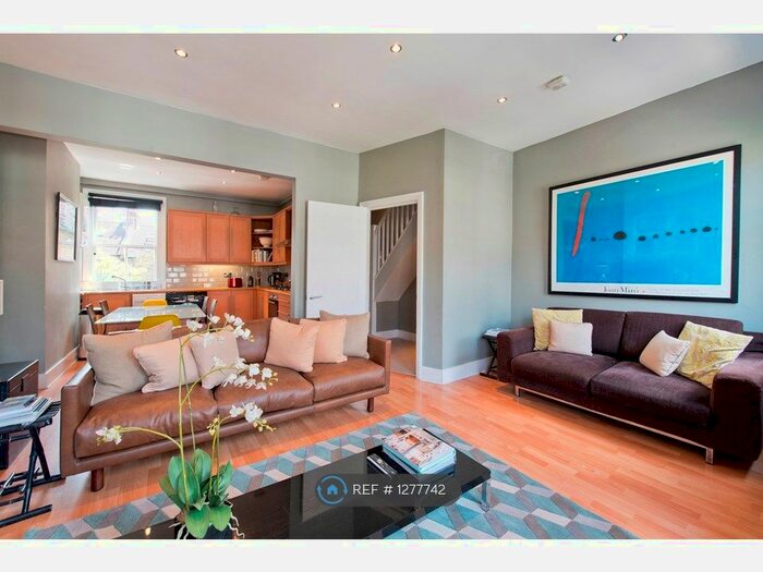 3 Bedroom Flat To Rent In Shepherds Bush, London W12